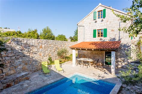 House and Lots in Villa Magdalena .